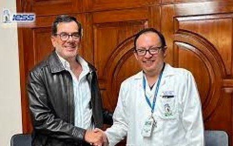 El presidente del Consejo Directivo del IESS, Eduardo Peña; junto al nuevo gerente del Hospital Teodoro Maldonado, Rubén Egas Peña.