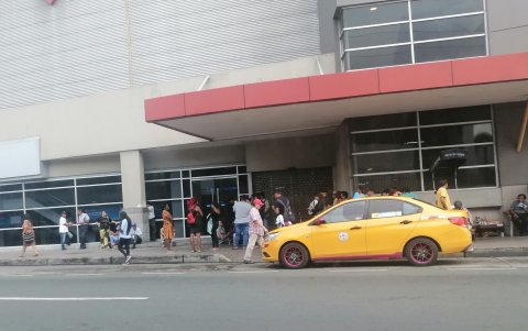 Mall.- En la avenida Ernesto Albán un grupo de personas esperan la apertura del centro comercial.