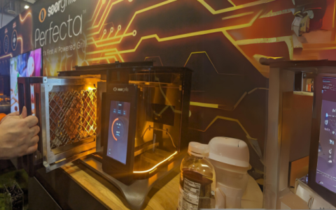 Vista hoy de la barbacoa con IA de Seer Grills, que puede cocinar al gusto de los clientes carnes, pescados y pizzas, en la feria tecnológica CES 2024