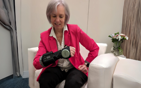 Gyrogear es una muñequera para estabilizar las manos de gente con párkinson