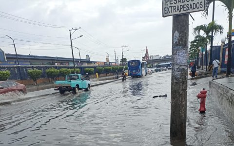 Varias zonas de la ciudad quedaron anegadas por la intensa lluvia que coincidió con marea alta.