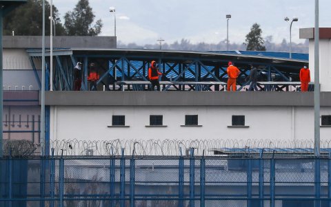 Reclusos permanecen en el techo del Centro de Rehabilitación Social Sierra Centro Norte Cotopaxi, hoy, en Latacunga (Ecuador).