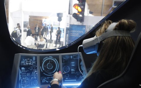 Fotografía de archivo de una mujer probando unas gafas de realidad virtual