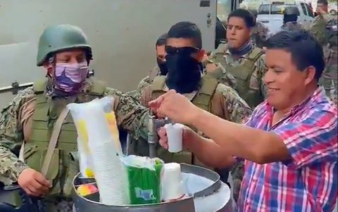 Solidaridad.- Un comerciante informal dona jugo de coco a los uniformados.