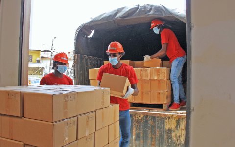Reparto.- La acción del Banco de Alimentos Diakonía, para repartir alimentos a policías y miembros de las Fuerzas Armadas.