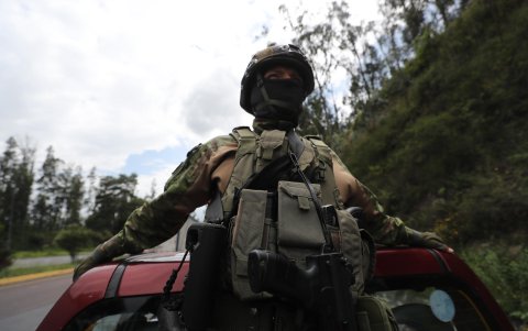 Un soldado se dirige a la zona donde patrullará su equipo hoy, en Quito (Ecuador).
