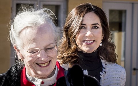 Con su suegra, la reina Margarita.