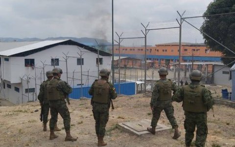 Militares observan desde el exterior el movimiento de los reos dentro de la Cárcel de Esmeraldas.