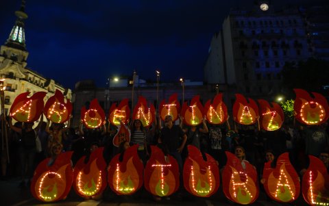 Personajes de la cultura se movilizaron este miércoles junto a ciudadanos para protestar contra las políticas del Gobierno argentino.