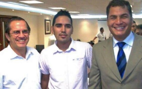 Rafael Correa pacificó las pandillas. Aquí está junto a Leandro Norero (centro), quien lideraba a los Ñetas. Él fue asesinado el 3 de octubre de 2022.