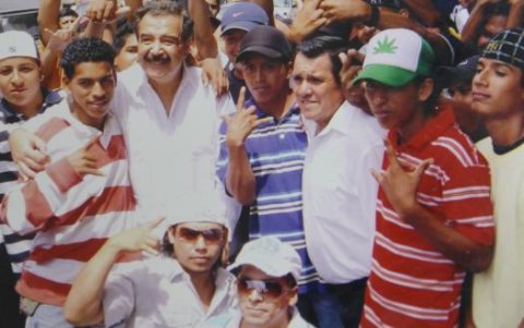 Los Latin Kings eran populares en la época de su legalización. Aquí aparecen junto al entonces alcalde de Guayaquil, Jaime Nebot.