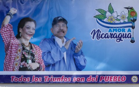 Fotografía de una valla con propaganda política de la vice presidente de Nicaragua, Rosario Murillo, y el mandatario Daniel Ortega, en un edificio en la Avenida Bolivar, en Managua (Nicaragua).
