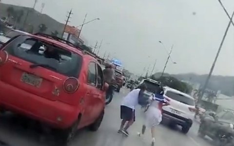 Captura de un vídeo que se hizo viral el 9 de enero, que muestra a la estudiante bajarse del carro, herida, y dirigirse hacia el hospital