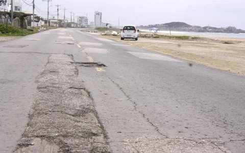 Deterioro. Habitantes y turistas lamentan que la vía que conecta a Salinas con Punta Carnero, Anconcito y Ancón esté en mal estado.