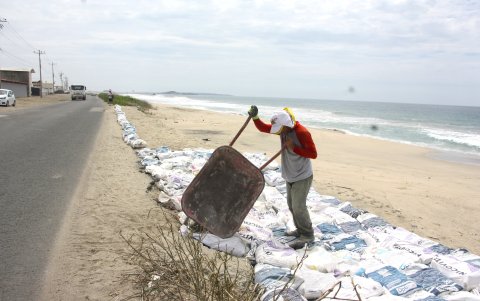 En la zona de Mar Bravo, la ciudadanía ha colocado sacos de arena para evitar que los vehículos, ante la falta de iluminación, al esquivar los baches vayan a parar a la arena.