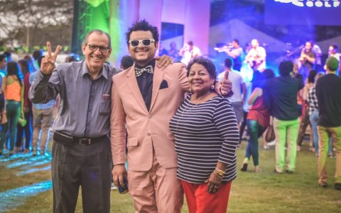 Julico con sus padres, don Luchito y doña Inesita, en un show de Armada de Juguete.