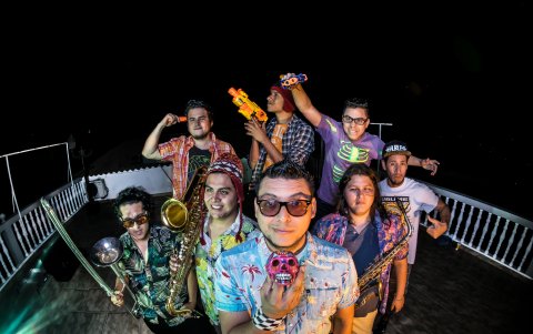 Julico con Armada de Juguete, grupo en el que canta y toca la guitarra.