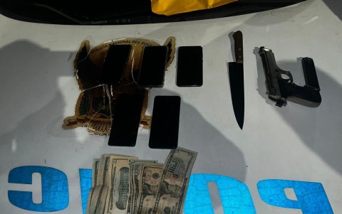 Evidencias. Dinero, un arma y municiones, son parte de las evidencias recopiladas.