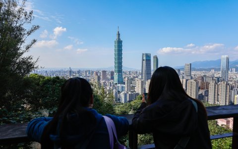 Dos jóvenes miran una vista panoramica de la ciudad de Taipei (Taiwán) el 12 de enero de 2024, un día antes de las elecciones presidenciales.