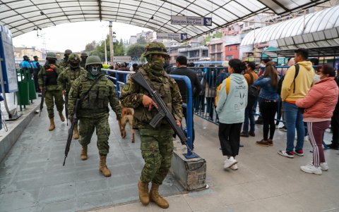 Militares realizan un operativo de control en la estación central de transporte público La Marin hoy, en Quito (Ecuador).