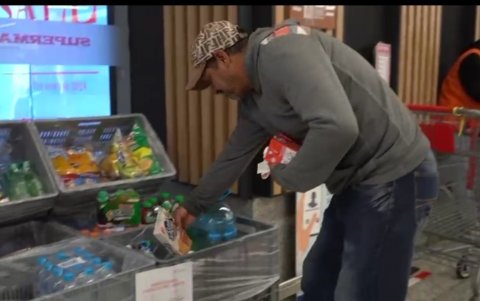 Supermercado.- Un ciudadano deja una donación de alimentos para la fuerza del orden, que lucha por dar más seguridad a Ecuador.