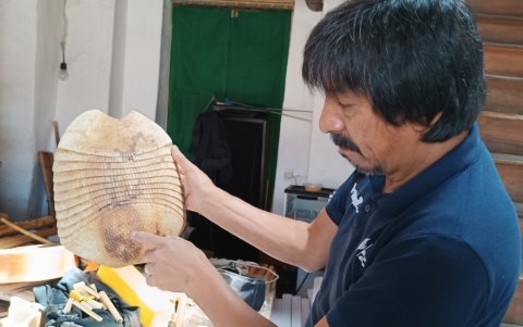 Describe la parte del tallado como la más fácil. Lo difícil es hacer que el charango tenga su sonido melodioso al momento de entonar.
