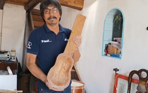 Oswaldo Morocho conocido como ‘Maestro Chocho’ es uno de los constructores de instrumentos andinos