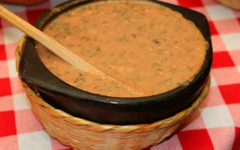 Este ají va bien como acompañante de empanadas, sopas, y otros platos.