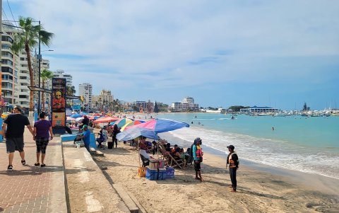 Turistas en Salinas.