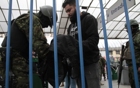 Uniformados revisaron las pertenencias a los usuarios para evitar que transporten armas blancas, sustancias ilícitas o artefactos que pongan en riesgo a la ciudadanía