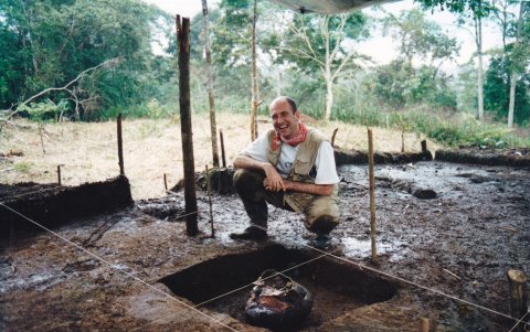 El director de investigación del CNRS de Francia, el arqueólogo Stéphen Rostain, posa junto a una jarra de cerámica para cerveza dulce de maíz (chicha).