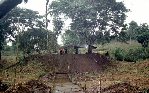 Arqueólogos trabajan en una de las plataforma de tierra encontradas  en el sitio Sangay en el Valle del Upano en Ecuador.
