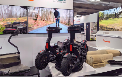 Skwheel e uno de lospatines eléctricos de cuatro ruedas que permiten simular en cualquier superficie la sensación de deslizarse en la nieve