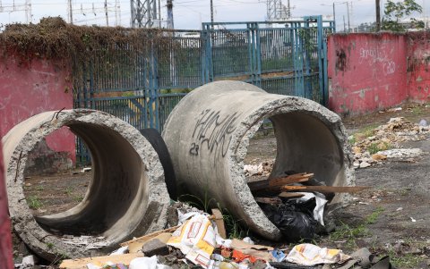 2. Basura. En el sitio hay mucha maleza y basura acumulada por el tiempo, además del daño de rejas y cerramiento