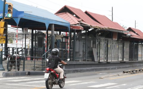 Daños. Varias estaciones presentan daños en su techado. Esto se atribuye al paso de automotores grandes que invaden el carril exclusivo de la metrovía y chocan contra las cubiertas.