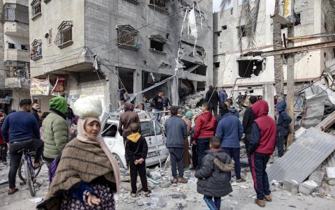 Más de 23.450 palestinos y al menos 1.300 israelíes han muerto, según el Ministerio de Salud palestino y el Ministerio de Salud de Israel.