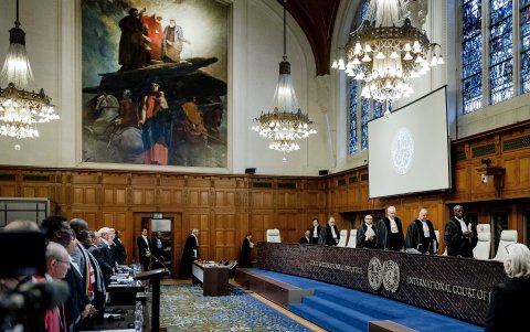 Los jueces llegan a la audiencia del caso de genocidio contra Israel presentado por Sudáfrica, en la Corte Internacional de Justicia (CIJ) en La Haya, Países Bajos, el 12 de enero de 2024.