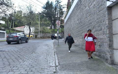 Av. González Suárez. Aquí no pasan buses. Se llega en carro propio, taxi o a pie.