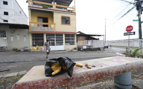 Evidencia. Una funda de oritos quedó en la banca del parque.