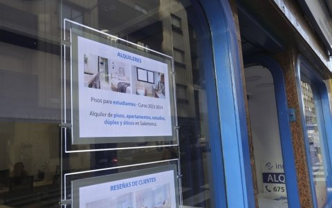 España. Letreros donde se anuncian alquileres