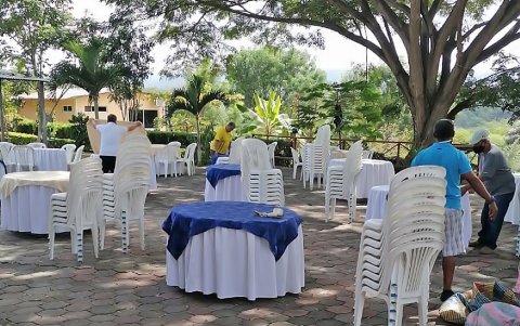 Parejas que se debían casar el miércoles, lo hicieron el viernes.