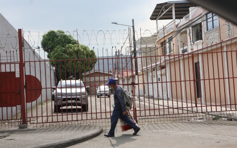 Inseguridad. En la décima etapa hay varias vías cerradas con rejas para evitar robos.