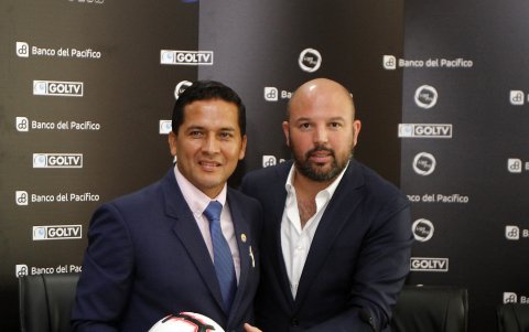 Luis Muentes junto a Miguel Ángel Loor, presidente de la LigaPro.