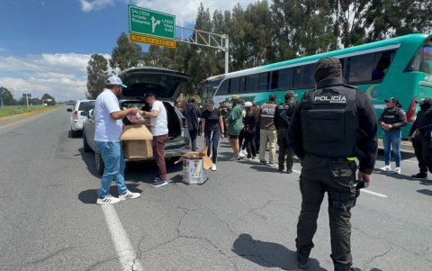 Los ciudadanos realizando la entrega de víveres.