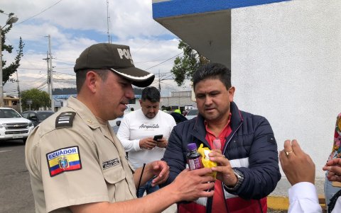 Miembros de la Policía recibieron alimentos por parte de los ciudadanos.