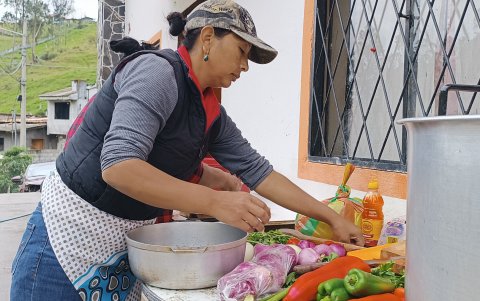 Parte de la ciudadanía en la preparación de alimentos para las fuerzas del orden.