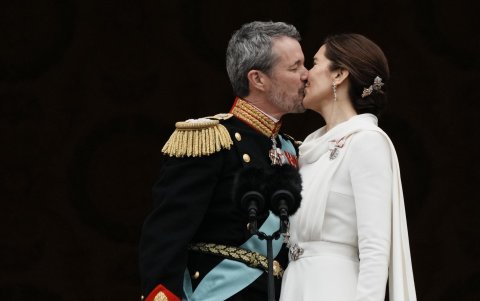 El rey Federico X y la reina María se besan en el balcón tras la proclamación de Federico como nuevo rey de Dinamarca