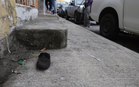 El zapato de uno de los chicos quedó en el lugar del atentado.