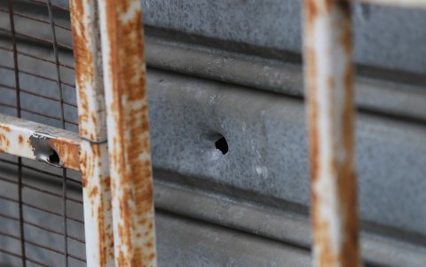 Las huellas de los impactos de bala quedaron en casas y negocios de la zona.