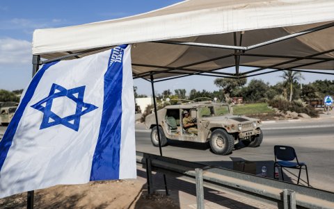 2. Defensa . Cientos de soldados del ejercito israelí patrullan en una localidad de la Franja de Gaza. En las últimas horas han registrado varios ataques.